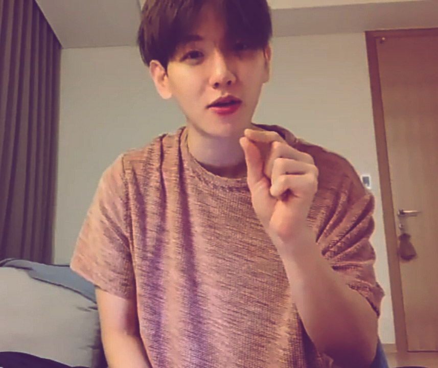 i_lee_bn's tweet photo. بکهیون به هیترا:
مغزشون انقدره😹😮
#자랑스러운_큥이날
#HappyKyoongDay #KINGBBHDay #EXO @weareoneEXO @B_hundred_Hyun @layzhang https://t.co/6Dlkmrqbp1