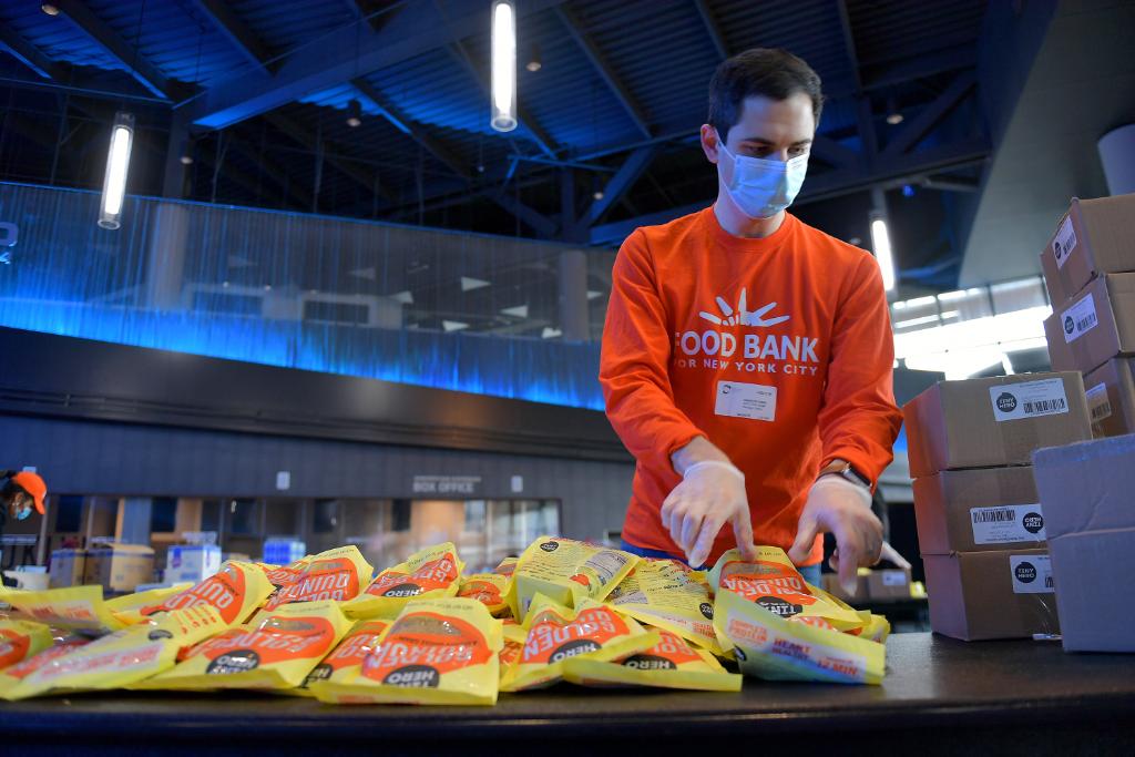 RTX_News's tweet photo. Raytheon Technologies will donate 50M meals to @FeedingAmerica to combat food insecurity as COVID-19 causes need to reach record levels. #GivingTuesdayNow

https://t.co/A9dSFKxNC4 https://t.co/ipwdHU9LBc