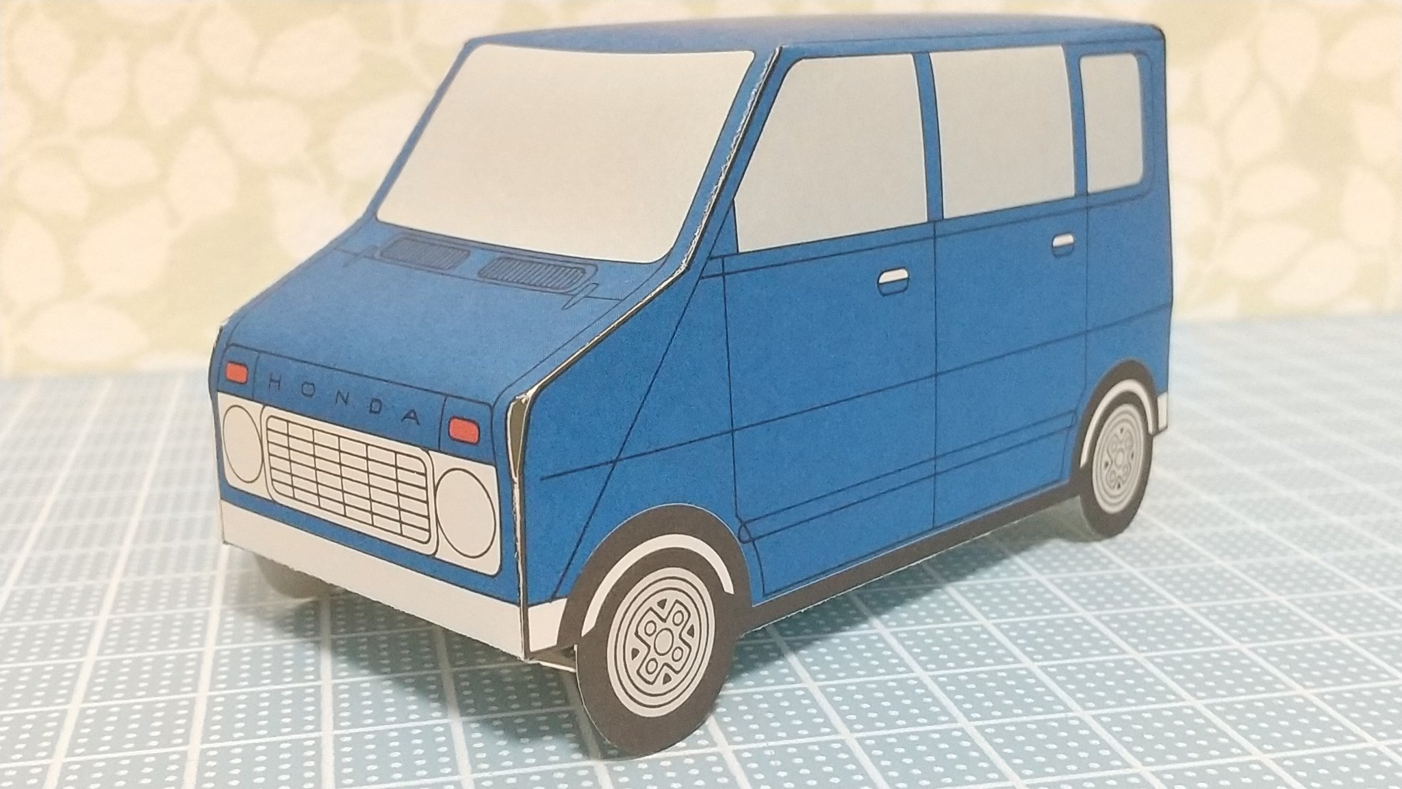 ペーパークラフト車、5枚あります