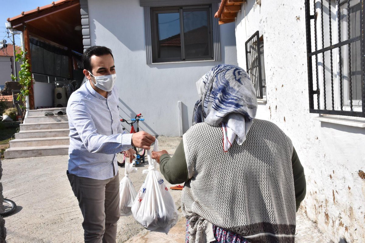 Hatundere, Türkelli ve Buruncuk mahallelerimizde sıcak iftarlık yemeklerimizi vatandaşlarımızın evlerine dağıttık. Ramazan ayı boyunca iftarlıklarımızı her mahallemize Kızılayımızla birlikte ulaştırmaya devam edeceğiz.