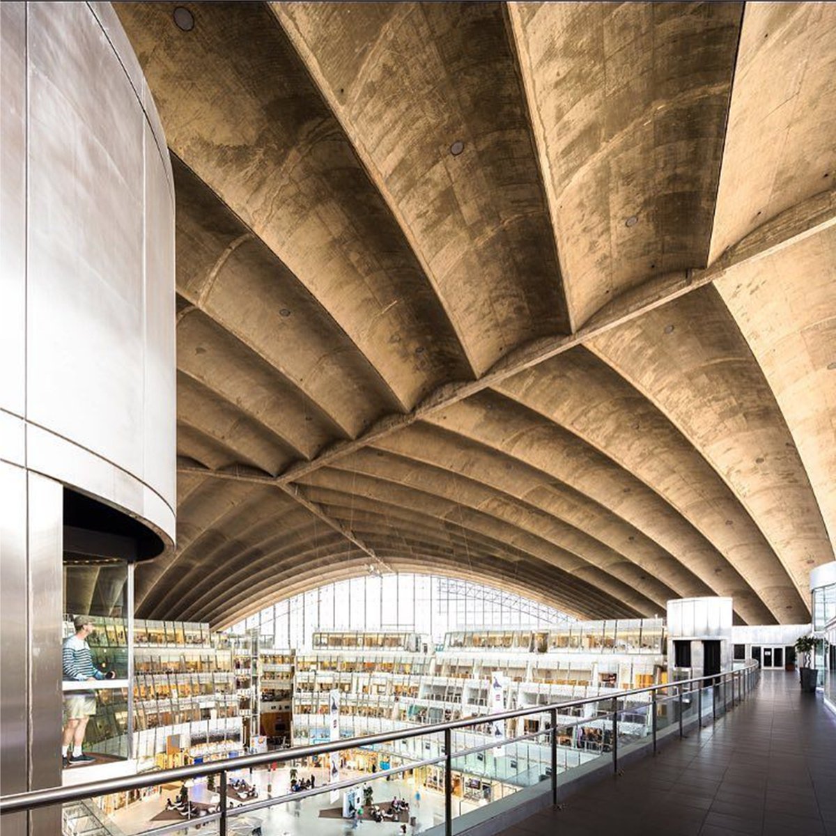 La bóveda autoportante del CNIT (Centre des Nouvelles Industries et Technologies), en el barrio parisino de negocios La Défense, es una lámina de 6 cm de espesor y 218 m de luz. Descansa sobre 3 pilares atirantados entre sí por 44 cables de acero.
Obra de Nicolas Esquillan, 1958.