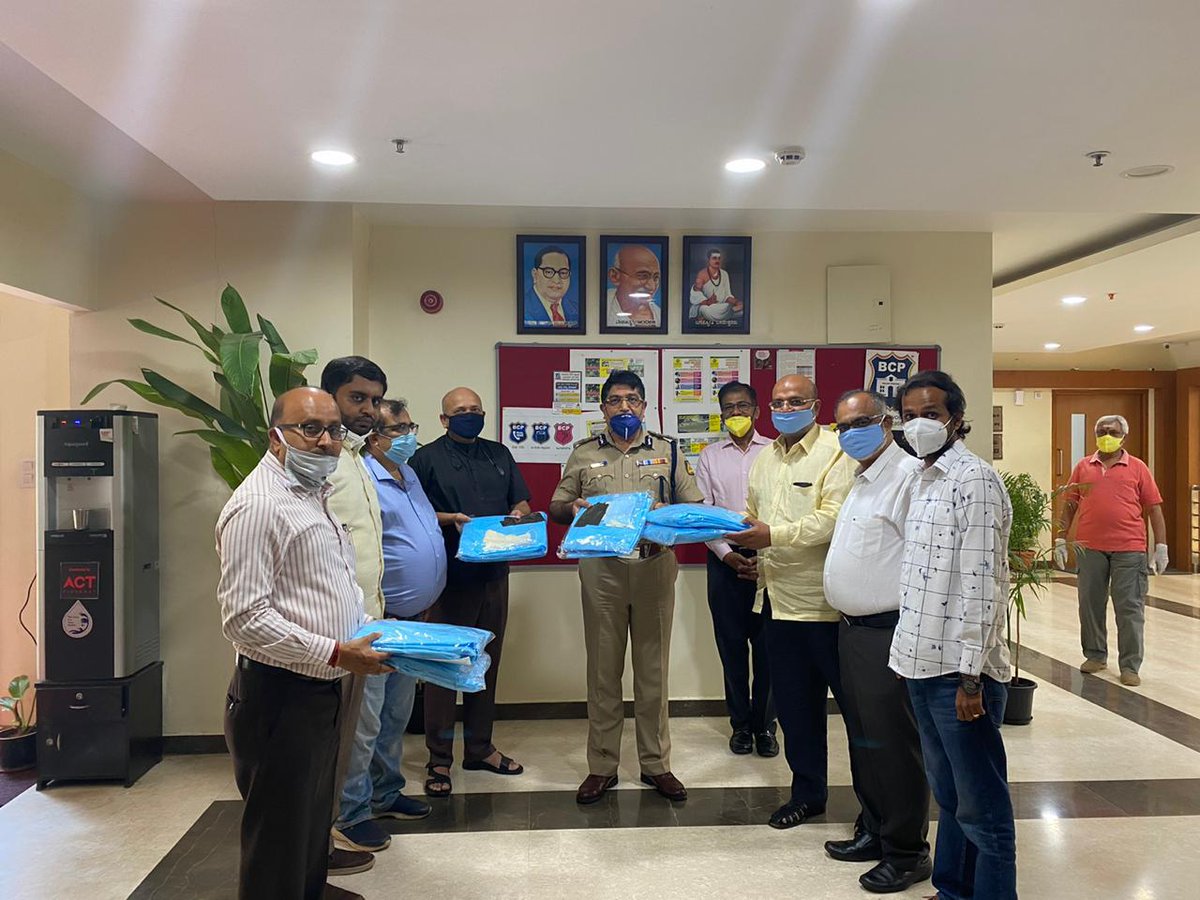 Samaj_Agrawal's tweet photo. Agrawal Samaj karnataka has given PPE kits for use of civil defence personnel &amp; police department.
These were handed to 
DGP(Internal Security) Mr.A.K Prasad 
ADGP 
Commissioner of Police @deepolice12 
Addl Commissioner of Police @IPSHemant 
Regards; 
President @sunjoygarga https://t.co/9mAzLOAOF0