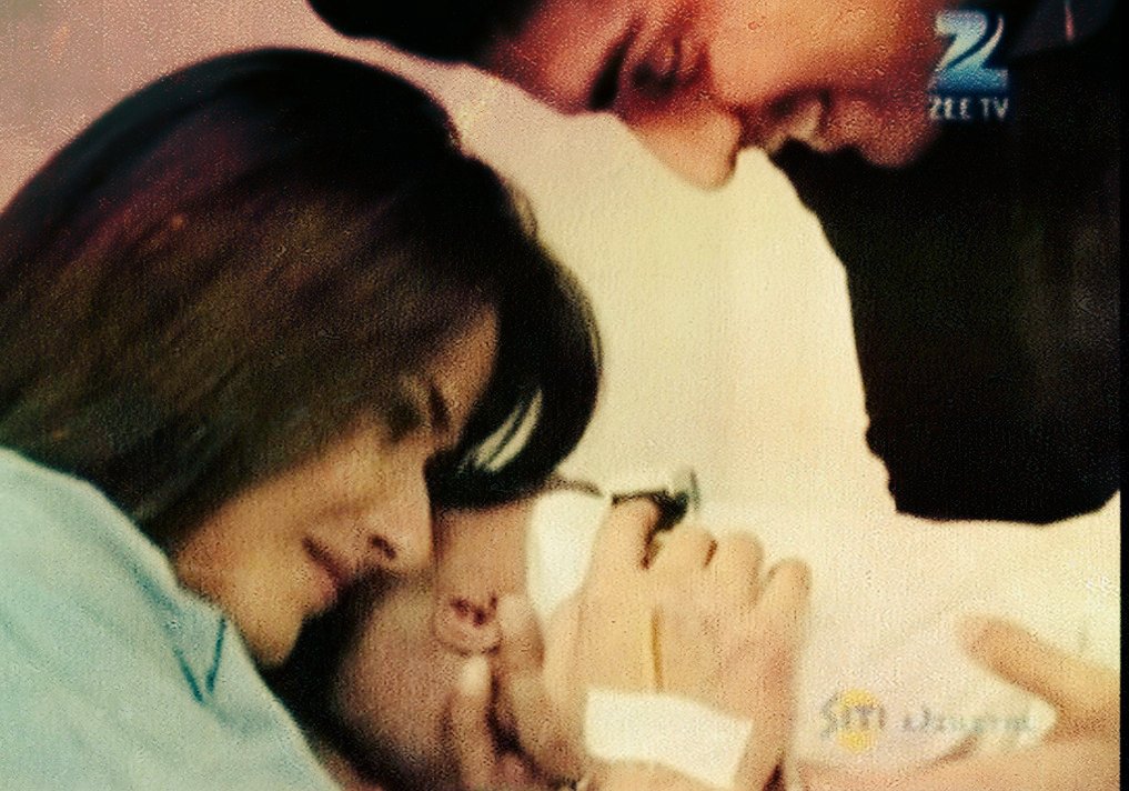 "Yash aur Aarti Ka Aayu."

How to describe this cute li'l family???
They are ❤
Ps:I'm not forgetting the other 3 munchkins...okay?

#PunarVivaah #AarYa #GurmeetChoudhary #KratikaSengar