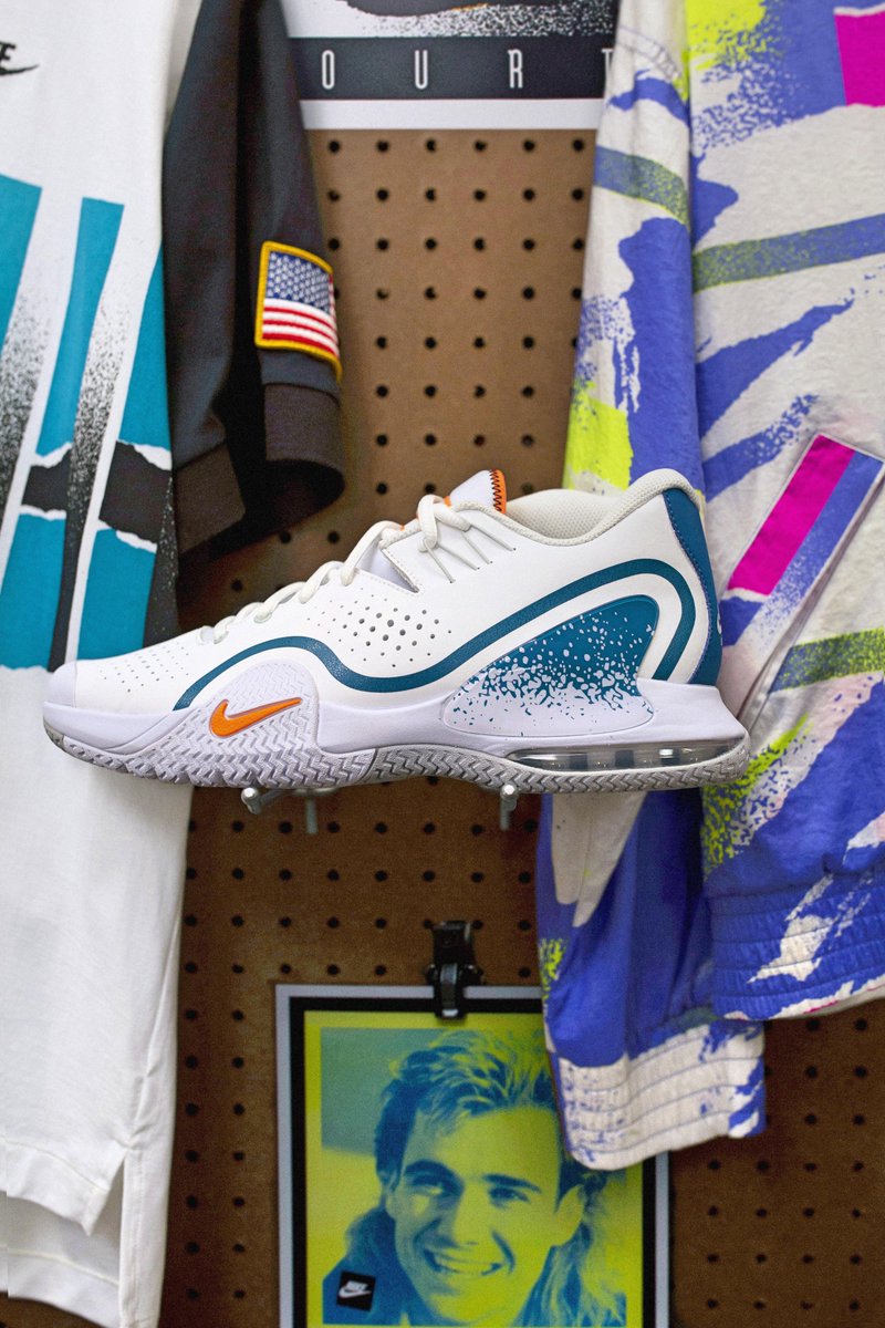 TennisExpress's tweet photo. Let's take a trip to the past 💾📼📹#TETennisShoeTuesday 👟

Nike Tech Challenge 20 ⬇️
https://t.co/28zaqV8Buk

#Nike #NikeCourt #AndreAgassi #Agassi #NikeTechChallenge https://t.co/gmlAUqiIeT