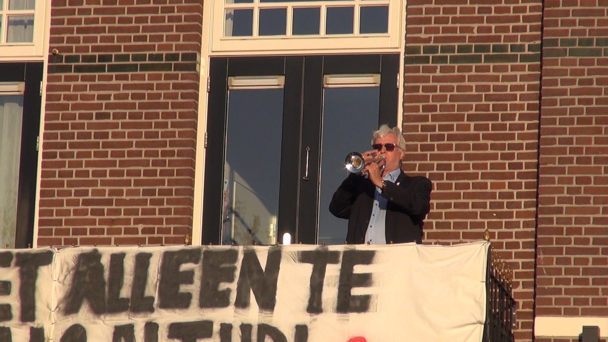 openrotterdam's tweet photo. ❤️🎺 Wat een mooi gebaar! Opa en kleinzoon speelden op afstand samen de taptoe tijdens de Dodenherdenking. https://t.co/hUdpLURfzx #open010 #Rotterda,=m @HoekvHolland https://t.co/YgVZ5t1yh2