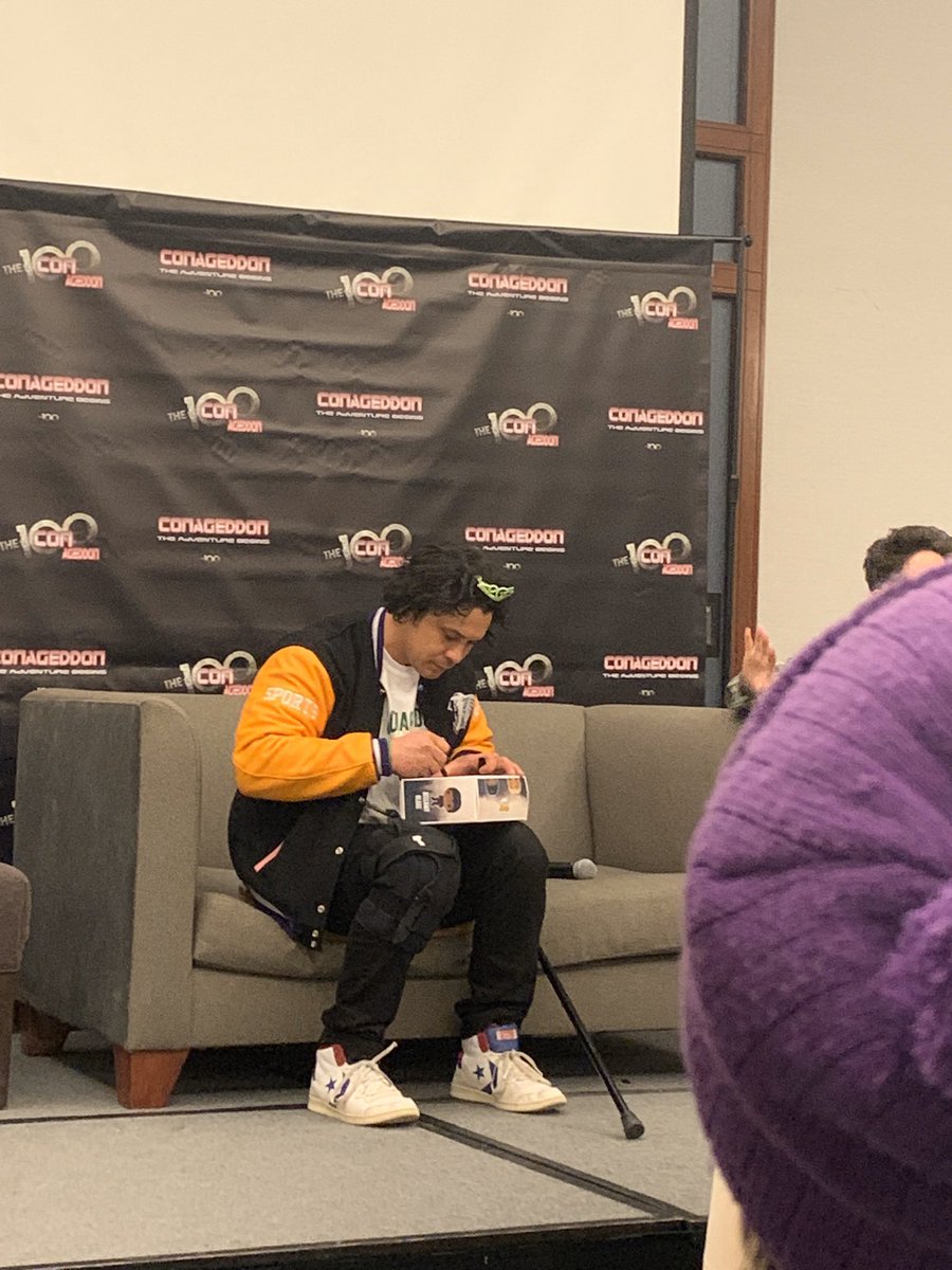 SpainBellarke's tweet photo. #FOTO Nuevas fotos de Bob durante su panel #Conageddon2 (via @hannahjaneface) #The100 https://t.co/Gz2v6TyAMI