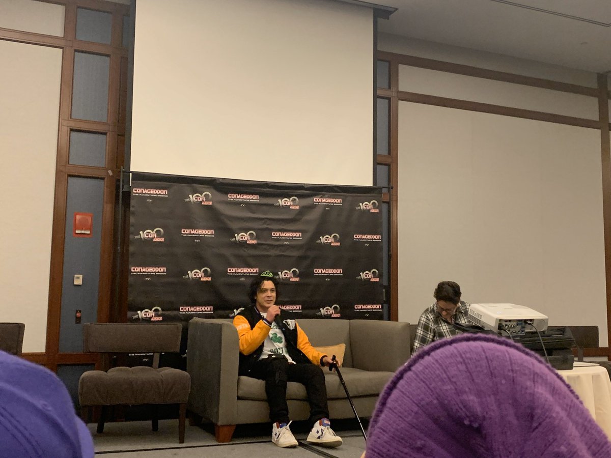 SpainBellarke's tweet photo. #FOTO Nuevas fotos de Bob durante su panel #Conageddon2 (via @hannahjaneface) #The100 https://t.co/Gz2v6TyAMI