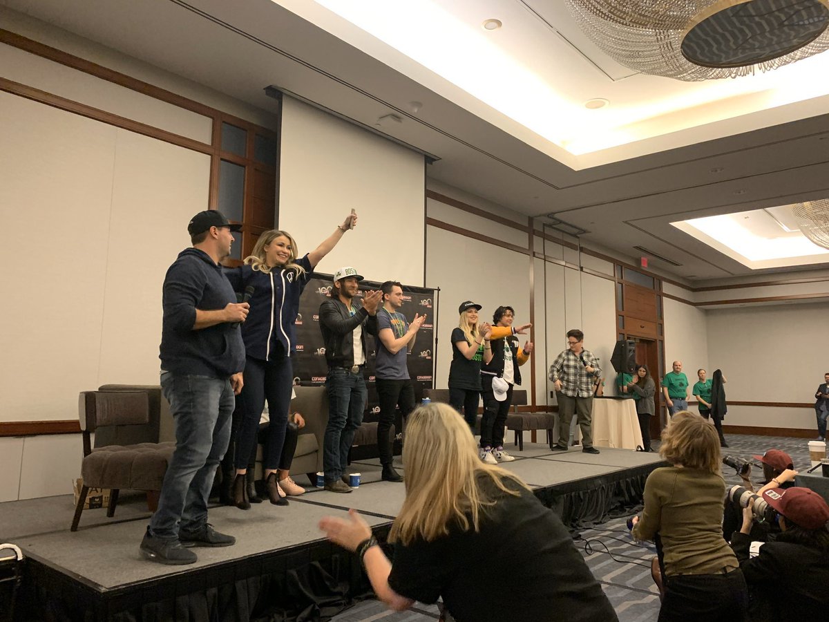 SpainBellarke's tweet photo. #FOTO Nuevas fotos de Bob y Eliza con el resto del cast durante #Conageddon2 (via @hannahjaneface) #The100 https://t.co/BZFhXnFzWR