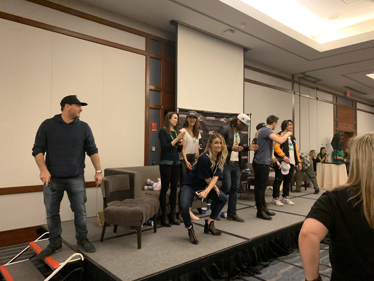SpainBellarke's tweet photo. #FOTO Nuevas fotos de Bob y Eliza con el resto del cast durante #Conageddon2 (via @hannahjaneface) #The100 https://t.co/BZFhXnFzWR