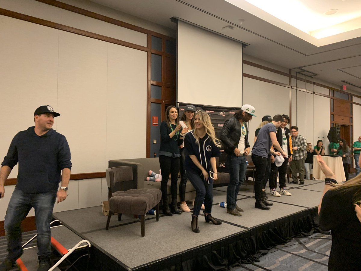 SpainBellarke's tweet photo. #FOTO Nuevas fotos de Bob y Eliza con el resto del cast durante #Conageddon2 (via @hannahjaneface) #The100 https://t.co/BZFhXnFzWR