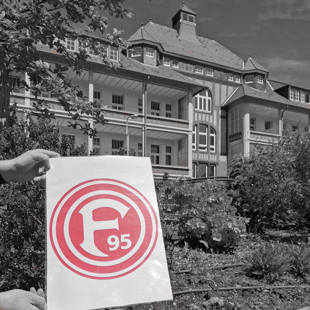 UniklinikDUS's tweet photo. 🧡⚽️ 125 Jahre alt und noch kein einziger langweiliger Tag dabei! Auch wir gratulieren unserer launigen Diva vom Rhein @f95 zum Geburtstag. Wir freuen uns auf die nächsten gemeinsamen 125 Jahre! 🧡⚽️ #95ole #fortuna125 #fortunaduesseldorf #f95 #duesseldorf https://t.co/yk58TNXy7r