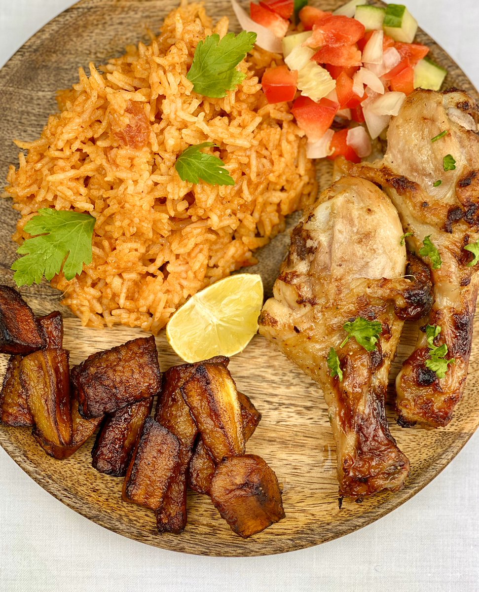 Pour ce midi, riz sauté à la camerounaise, plantain frit, poulet braisé.