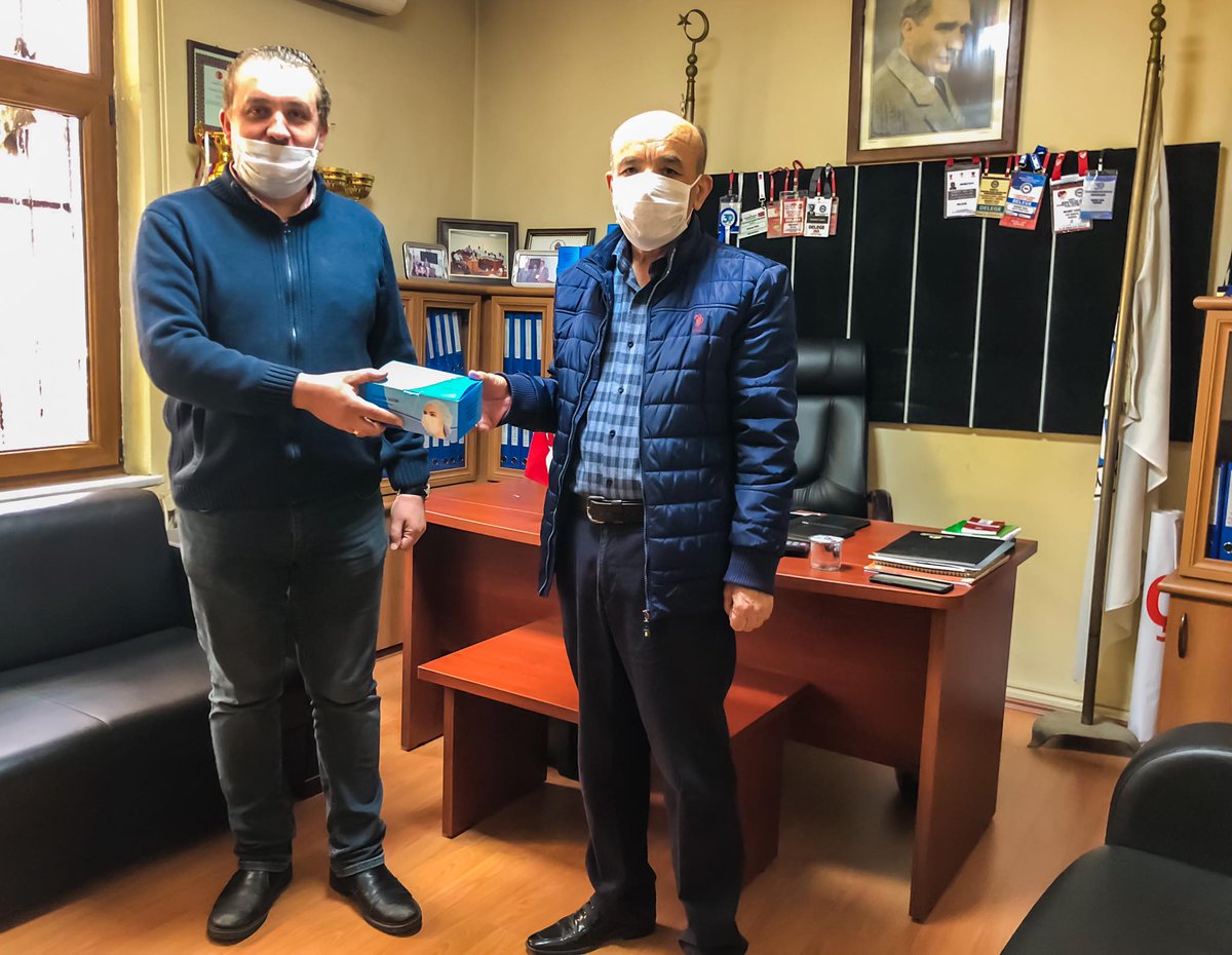 buyukcinarli's tweet photo. Türkiye Amatör Spor Kulüpleri Konfederasyonu tarafından kulübümüze yapılan maske desteğini, TASKF Başkanımız Sayın Mehmet KAYA'dan teslim aldık..
#TASKK
#TASKF
#BüyükÇınarlıspor https://t.co/cnzfNTys8E