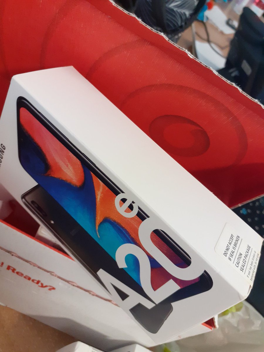pmecinska's tweet photo. Thank you to @VodafoneUK and @LoveUrdoorstep for your generous donation of mobile phones to @NorthMidNHS- our IT team will be setting them up so we can also offer WhatsApp calls to connect our patients and relatives. Skype, Zoom and Facetime already on offer #DigitalVisiting https://t.co/DG8rjvZwRd