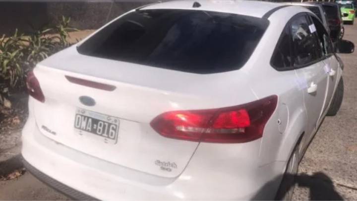 enlamiraradio's tweet photo. 🔴Apareció el auto con que #atropellaron y mataron al #repartidor Franco Almada en Bernal

Finalmente la policía encontró el auto Ford Focus blanco con que atropellaron el jueves 23 de abril último, al joven repartidor Franco Almada en el centro de Bernal. https://t.co/gOr48cYnjy