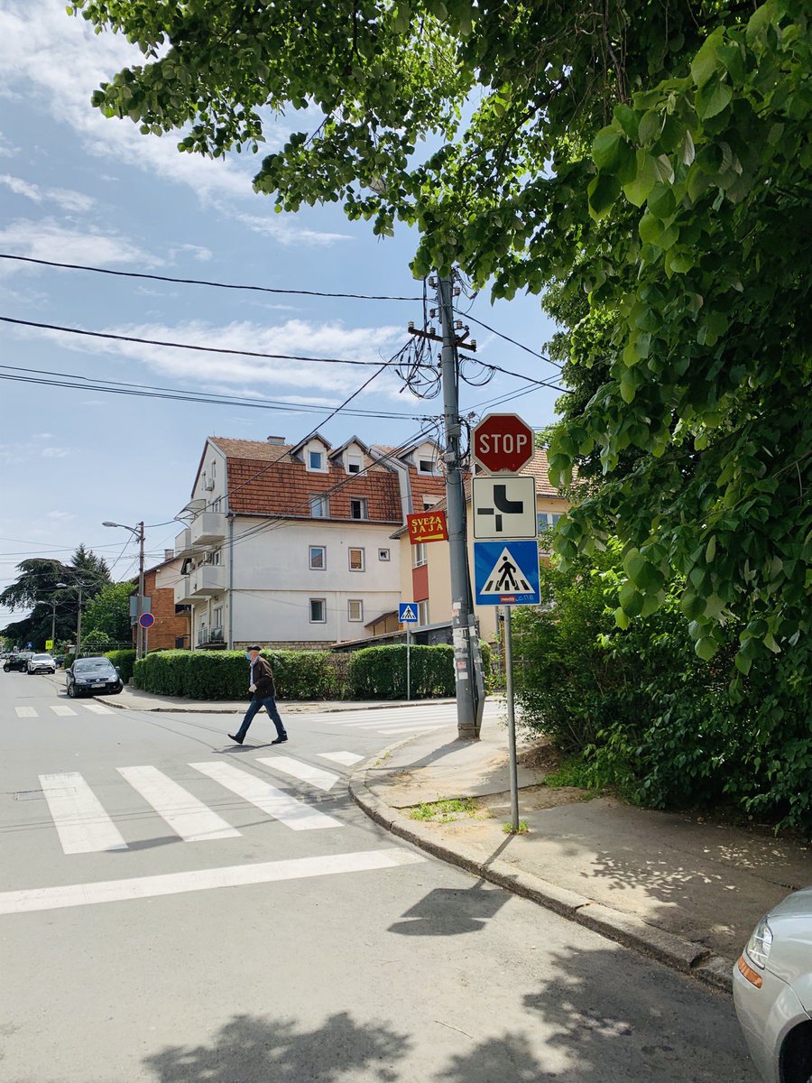 ErickKasell's tweet photo. @prijavi_problem ulica belo vrelo i palisadska. Stop znak se ne vidi vec godinama tokom celog leta. A u blizini je i skola. Hvala unapred https://t.co/wkNR6XbN3R