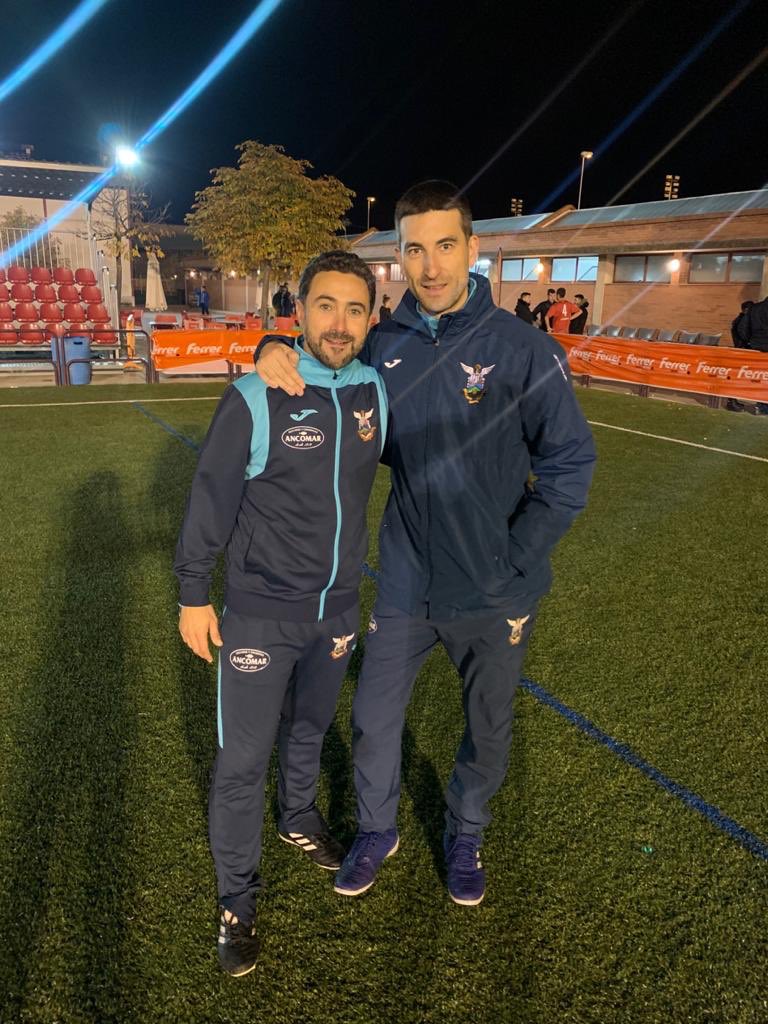 ÚLTIMA HORA: <a href="/hilario_vega/">Hilario Vega Sierra</a> y Nacho Díaz no seguirán entrenando al <a href="/BarquerenoSVB/">C.D.Barquereño</a> en la temporada 2020-21. Os dejamos una entrevista con Hilario explicando los motivos de la salida
ondaoccidental.es/index.php/depo…