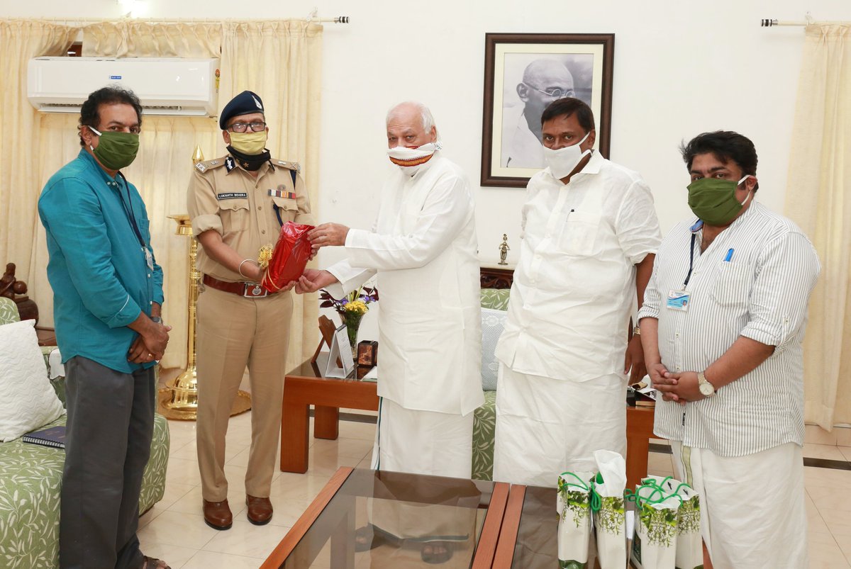 KeralaGovernor's tweet photo. Hon'ble Governor Shri Arif Mohammed Khan handed over Ayurveda #ImmunityKits for police personnel to Shri Loknath Behera, State Police Chief. The kits from Dhanvanthari Vaidya Sala will be given to 25000 police personnel helping Kerala overcome #Covid19
- PRO, Kerala Raj Bhavan https://t.co/6iCqomakDk