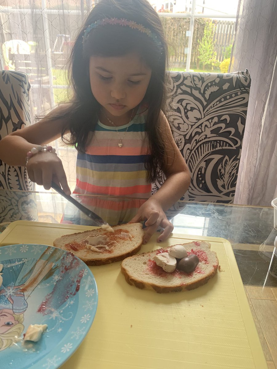 roggy17's tweet photo. Anybody Hungry? Along with some baking Kieva has made a disgusting sandwich for lunch😬😃🤢@stdavidsprimary #Daddynotimpressed🤣 https://t.co/Q5q761pJY1