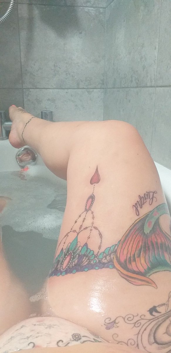 racyrepunzel's tweet photo. Feeling satisfied x i finnaly got my tattoo finished x #inkedgirl #bathtime https://t.co/OgramRydbb