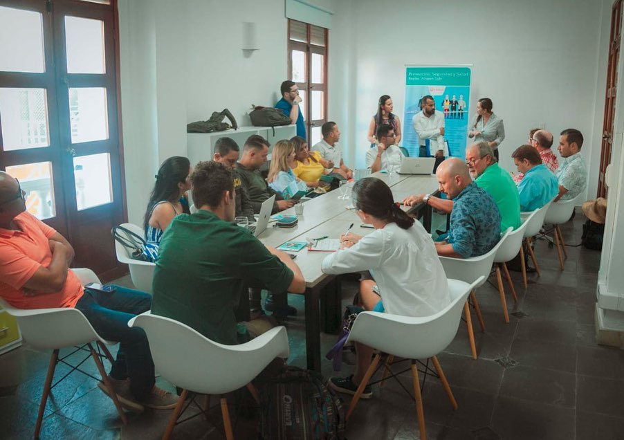 Proyectascol's tweet photo. Cada vez somos más!
En reunión con empresarios de zona insular de #cartagena y fundaciones aliadas ratificamos el compromiso de recorrer cada rincón de las islas para generar procesos que ayuden a conservar nuestra biodiversidad en área marino costera
#diquesi #programaiguanas https://t.co/ECSuRERErC