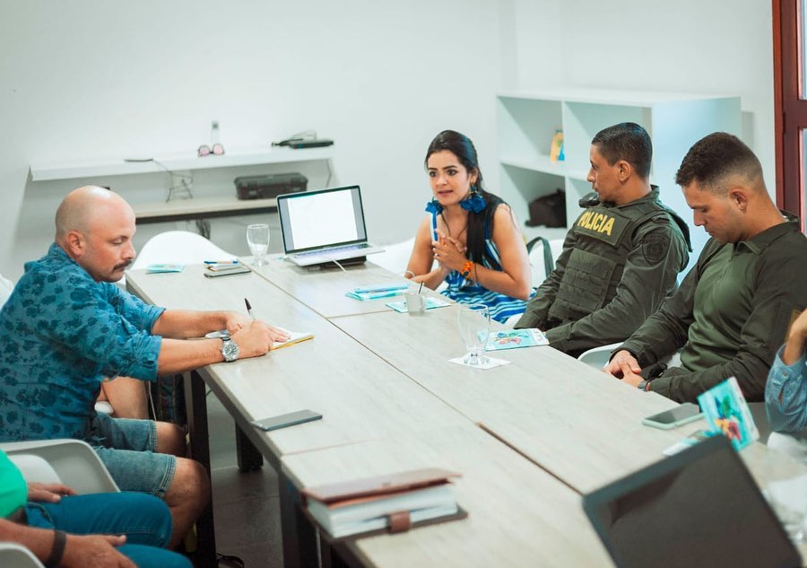Proyectascol's tweet photo. Cada vez somos más!
En reunión con empresarios de zona insular de #cartagena y fundaciones aliadas ratificamos el compromiso de recorrer cada rincón de las islas para generar procesos que ayuden a conservar nuestra biodiversidad en área marino costera
#diquesi #programaiguanas https://t.co/ECSuRERErC