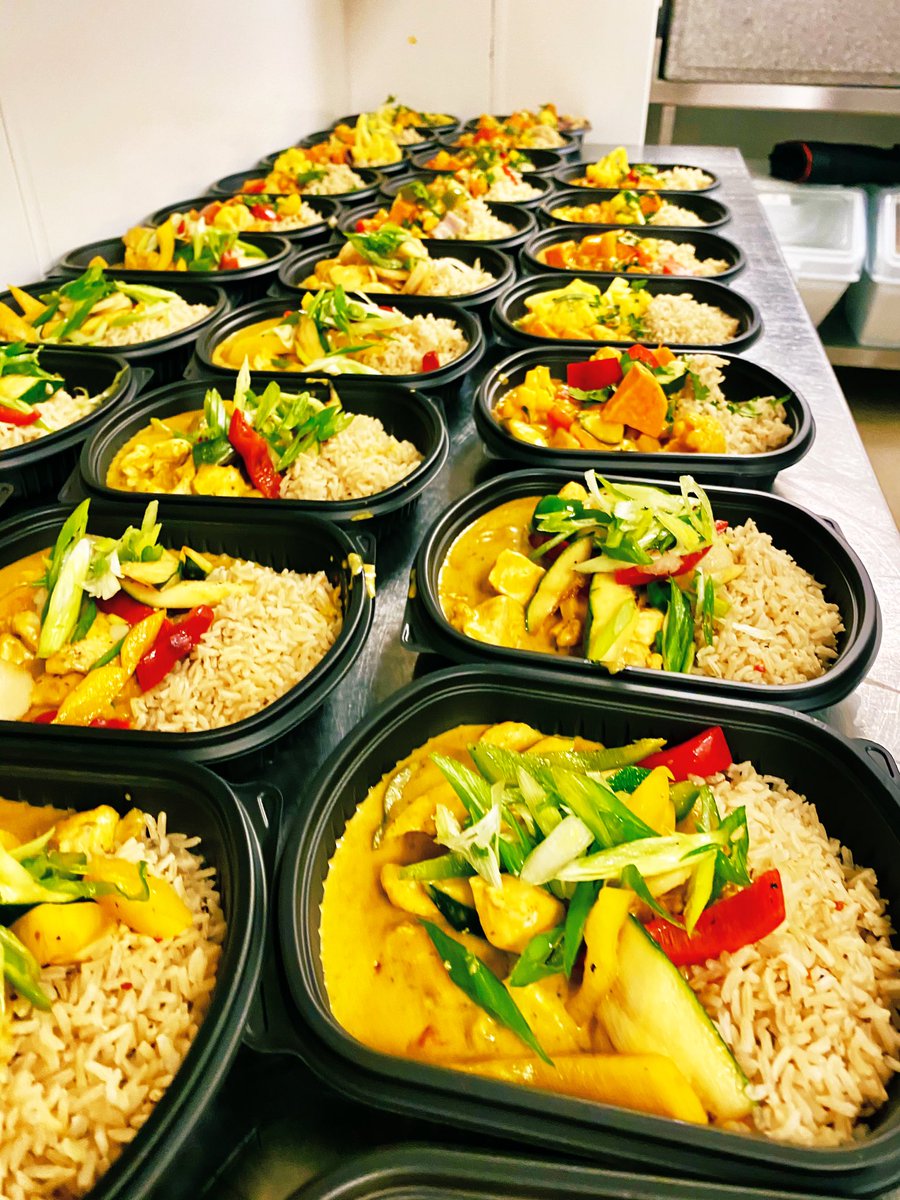 Chefjensen21's tweet photo. Doing our part for our frontline defender. Healthy meals for them, our little way of saying Thank you 🙏 @BaxterStoreyIre @doyle_rdoyle https://t.co/kkSeygU6Mm