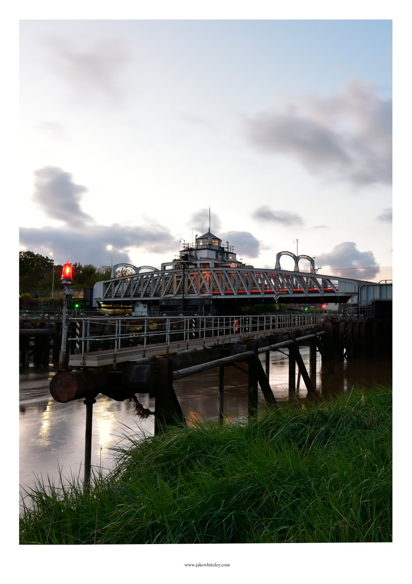 thejakewhiteley's tweet photo. Sadly, yesterday evening's potential orange sky over #CrossKeysBridge at #SuttonBridge during #MagicHour never materialised: time to experiment with some long-exposure &amp; #lighttrails... @LincsSkies https://t.co/qTG8FIF3NR