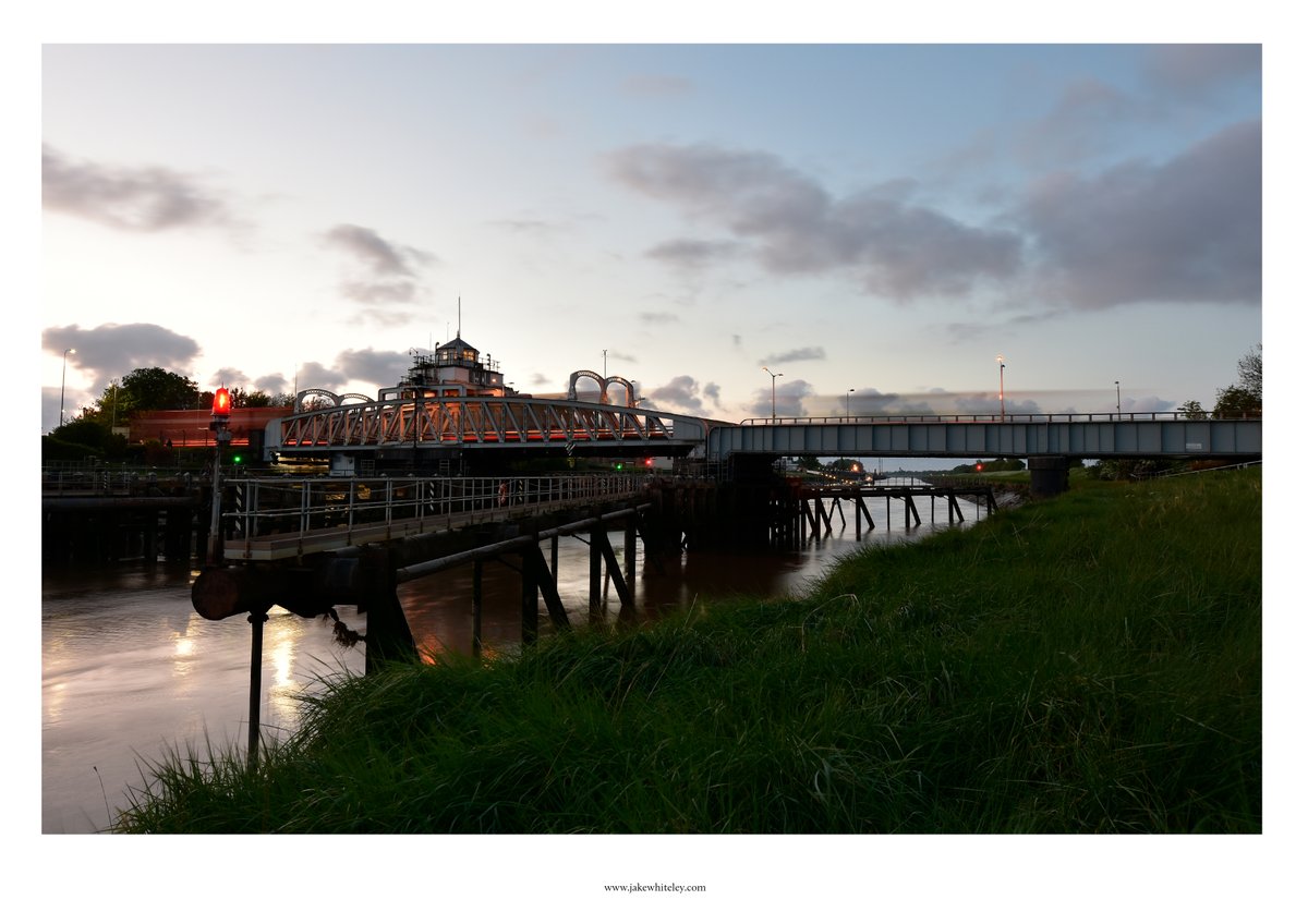 thejakewhiteley's tweet photo. Sadly, yesterday evening's potential orange sky over #CrossKeysBridge at #SuttonBridge during #MagicHour never materialised: time to experiment with some long-exposure &amp; #lighttrails... @LincsSkies https://t.co/qTG8FIF3NR