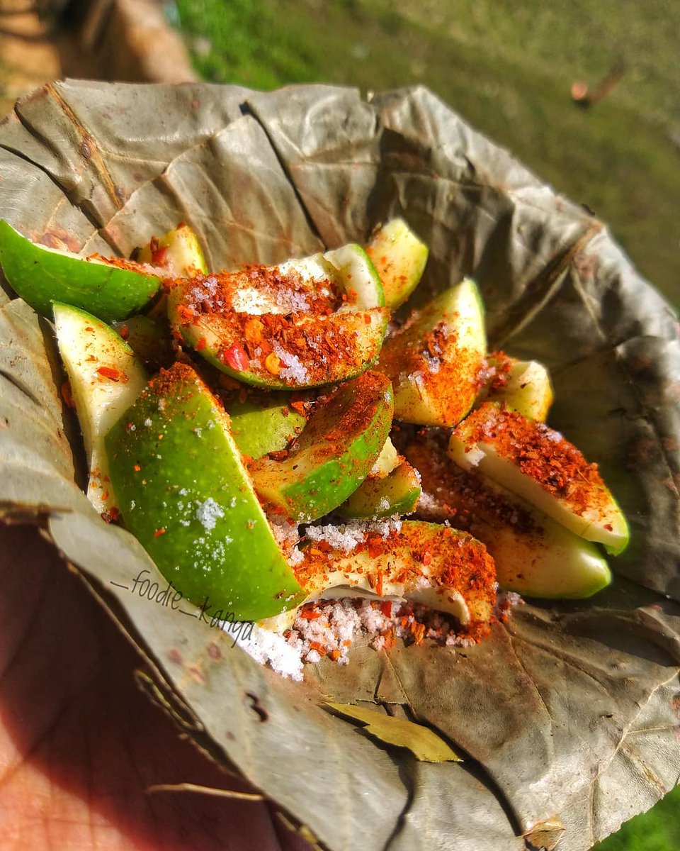 StreetsThatTalk's tweet photo. Pure nostalgia --- Raw mango or Keri with masalas!
.
📸 & Foodstory by : @foodiekanya
.
#mango #summerfruit #rawmango #masalafruit #fruittime #summertime #foodiediaries #Indianfoodies #foodtales #snacktime #desisnack https://t.co/2a5NFtuEmA