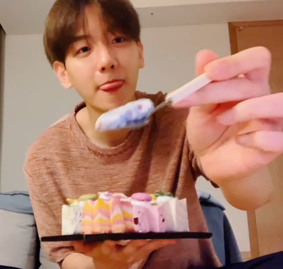 kairoro88's tweet photo. พี่แบคป้อนเค้ก
กุ: https://t.co/kvc8I83aJO