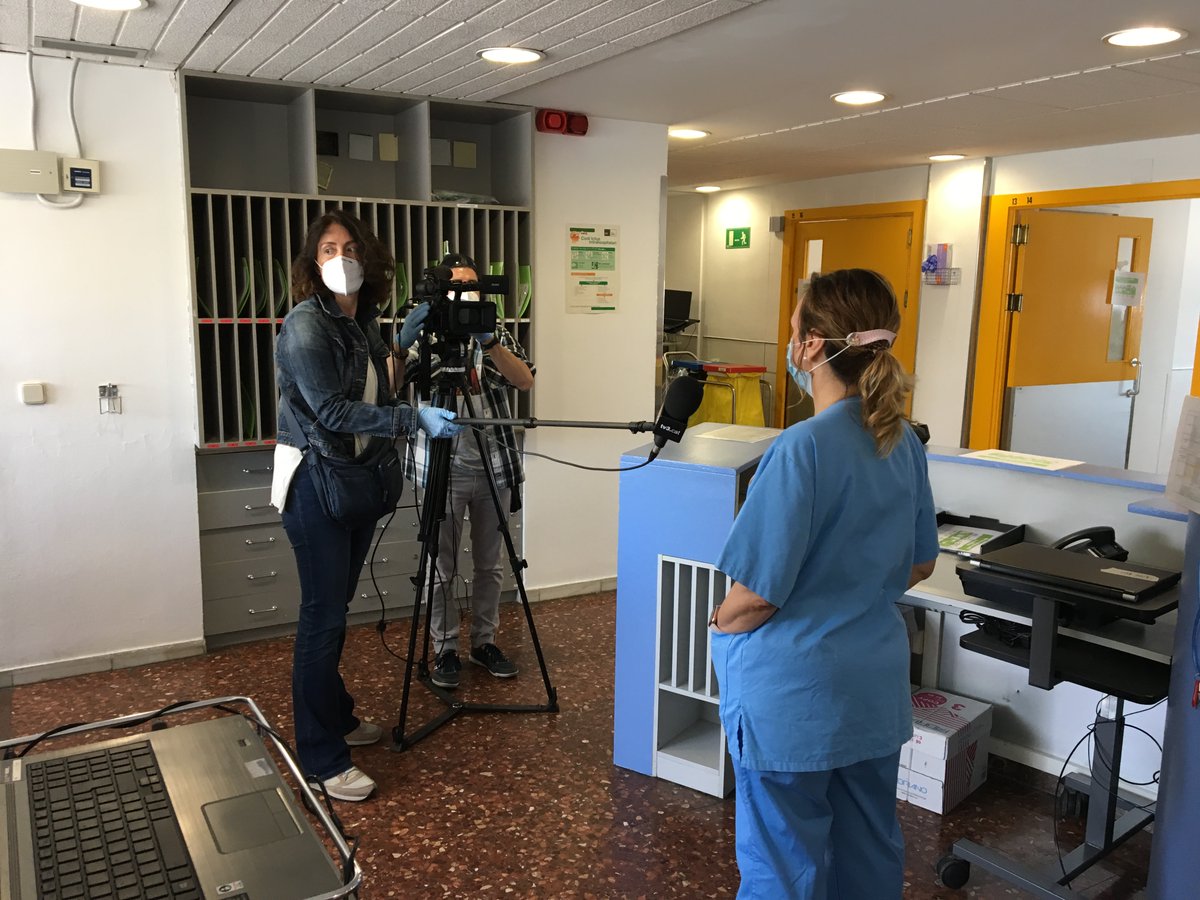 hospitaldelmar's tweet photo. Com fer un ús correcte dels guants? El nostre equip d'#infermeria el programa de control d'infeccions ho ha explicat avui a @linformatiu_tve i a @324cat #DiaMundialHigieneMans 👐 #COVID19 #handhygiene #SenseGuantsRentatLesMans @martacatafal https://t.co/K31RAmSeQX