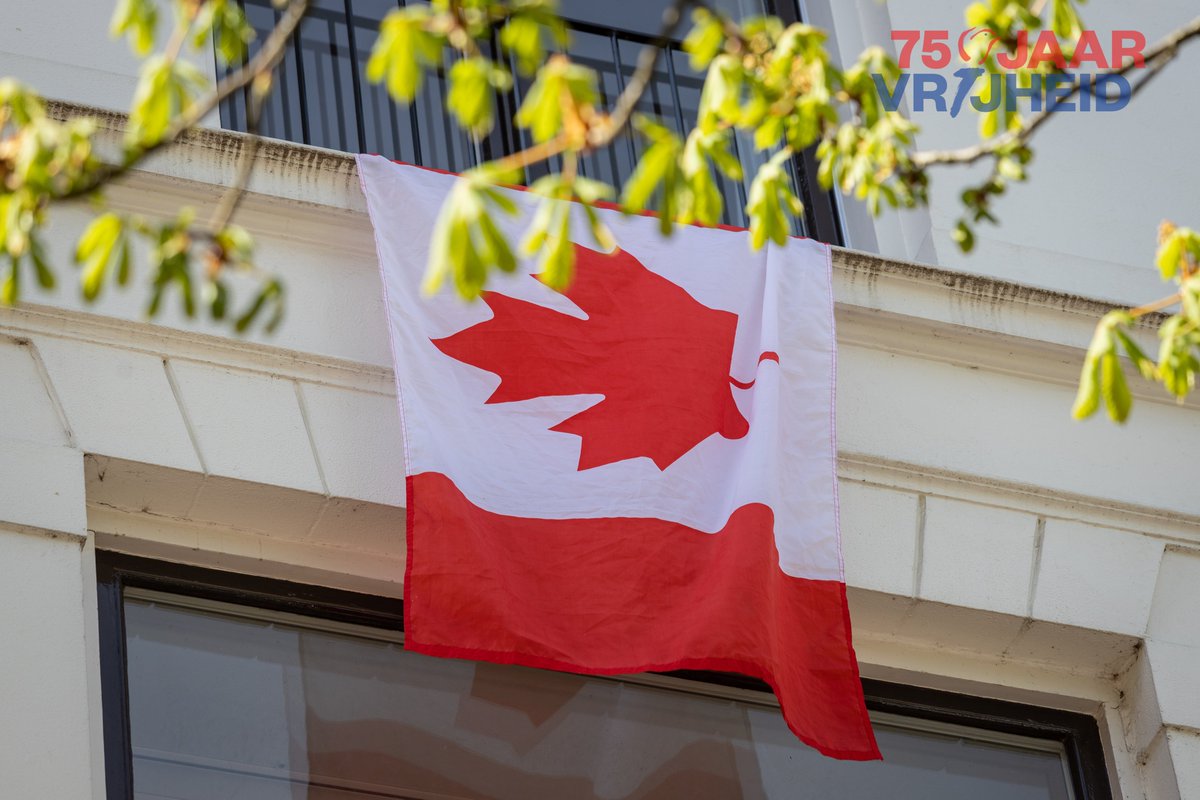 vosbeeld's tweet photo. 75 jaar vrijheid in Nederland! De vlag mag uit! https://t.co/Ej3L36rxOv @DeventerGem @vvvdeventer @Comite4en5mei #bevrijdingsdag #vrijheid #bevrijding75jaar #overijssel #deventer #indeventer #5mei #Netherlands #freedom #overijsselviertvrijheid #vosbeeld https://t.co/Zu7SBrJUYe