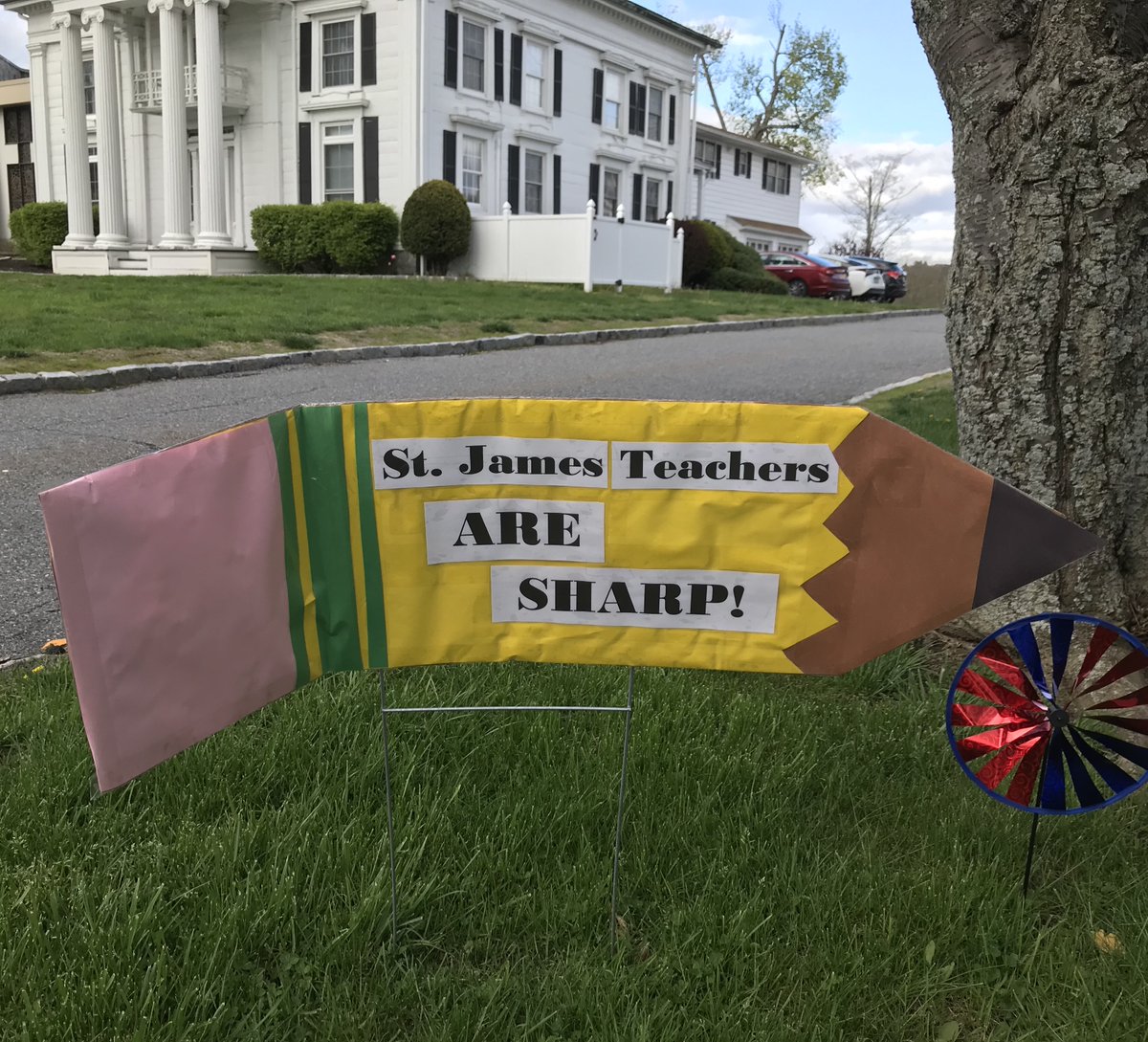 stjamescarmel's tweet photo. Our front lawn is filling up with signs of appreciation and #1000ThankYous thanks to our amazing school families. #TeacherAppreciationWeek #HVCatholicED @ArchNY_Schools @mauracr87811579 @MichaelDeegan10 https://t.co/A4MSC9poqm