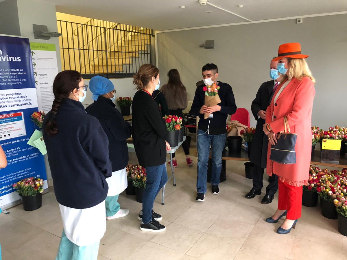 Ambassadeur <a href="/Gooijer_Pieter/">Pieter de Gooijer</a> overhandigt 500 boeketten tulpen aan zorgverleners van naastgelegen Necker ziekenhuis als dank voor hun inzet tijdens coronacrisis: « Un bijou fleuri pour vous dire merci! » <a href="/AgroBericht/">AgroberichtenBuitenland</a> <a href="/barendsenexport/">Barendsen Aalsmeer</a>