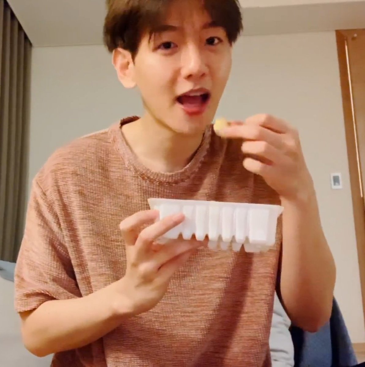 EXO’dan Baekhyun Son Zamanlarda Yaptıklarını Paylaşıyor + Doğum Gününü Hayranlarıyla Önceden Kutluyor