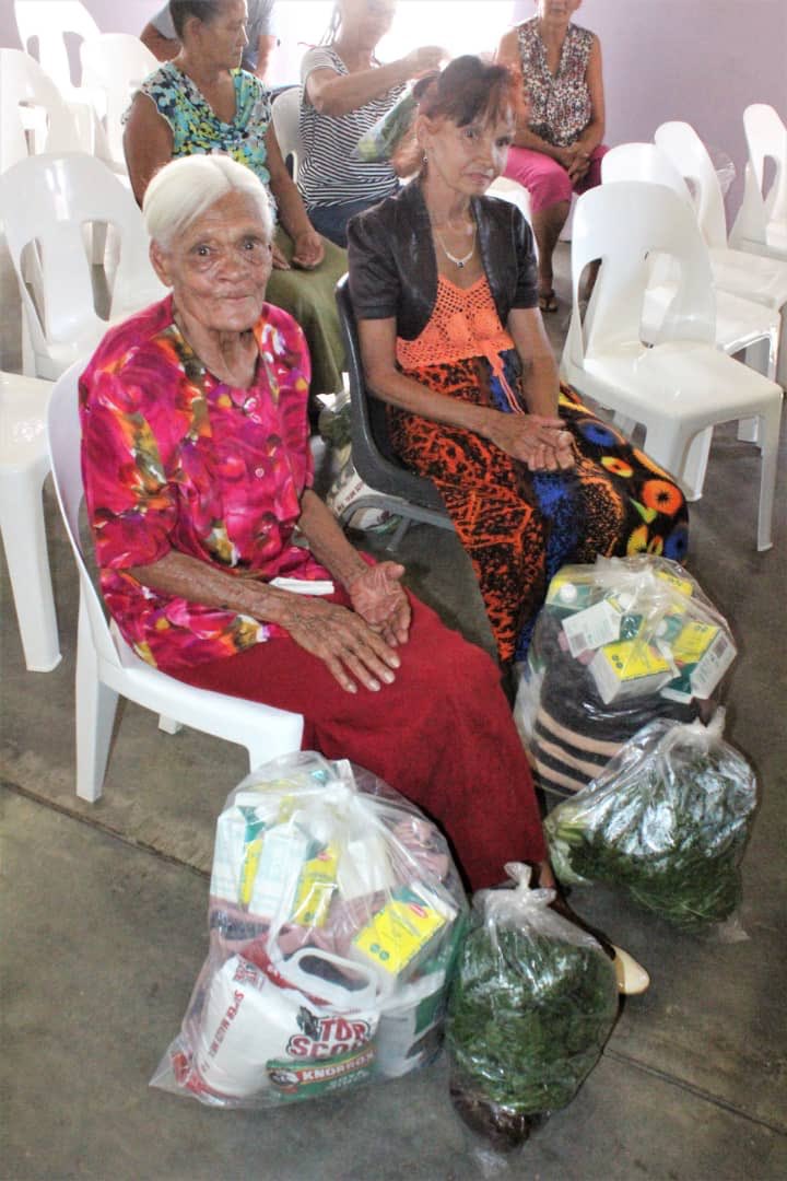 omake_charity's tweet image. Our team donated food packages to the United Congretional church. 

Help us make a difference by donating to our cause.
#charity #donations
