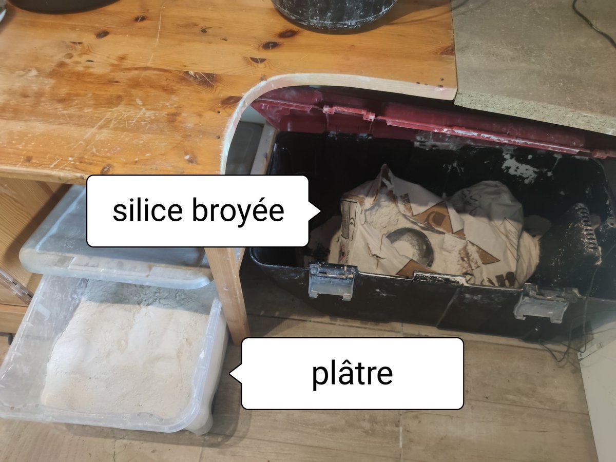 On va attaquer le moule en plâtre réfractaire.La recette : mélanger le plâtre avec de la silice tout simplement