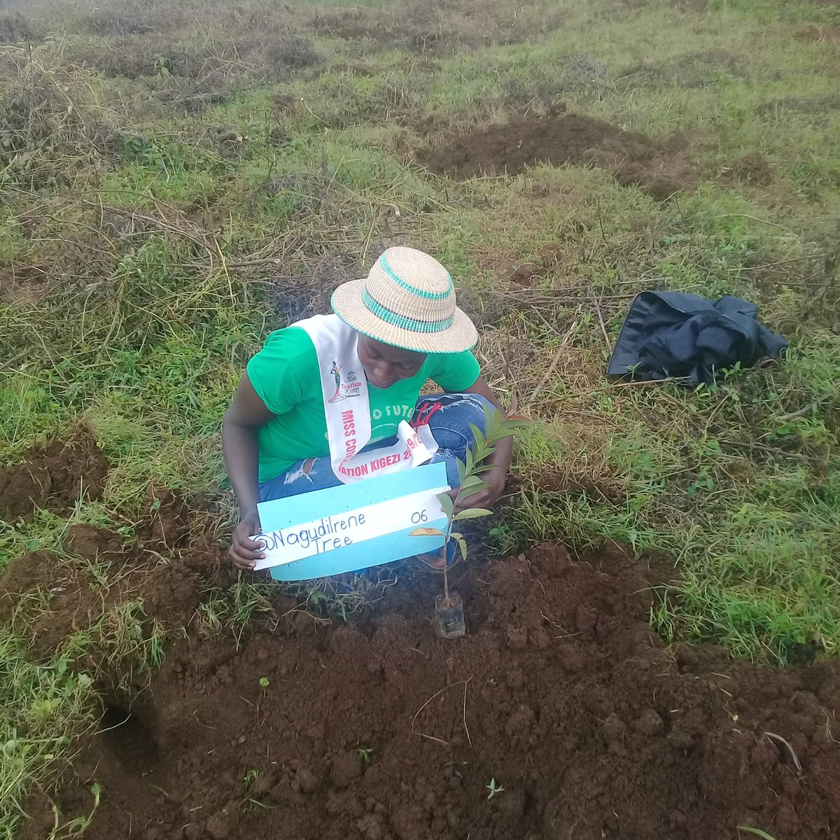 MourineAsiimwe's tweet photo. I plant a tree for every new follower No.5
@NagudiIrene
#WorldEnvironmentaDay #missconservationKigezi #climateaction #plantaPlantHope #selfHelpAfrica #GreeningUganda https://t.co/3MUJK0TlkQ
