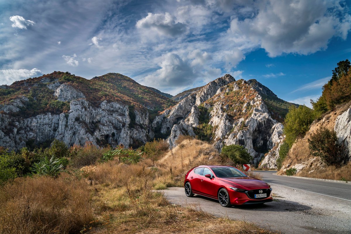 mazdamogacar's tweet photo. Deseando que llegue el momento para volver a disfrutar de las vistas del paisaje con nuestro #Mazda3 // Wishing the time would come to enjoy the views of the landscape again with our Mazda3 #Mazda #Automec #quedateencasa #EsteVirusLosParamosUnidos #YaQuedaMenos #Juntos https://t.co/LHQohpW0Oq