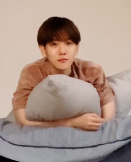 qtpiebyunbaek's tweet photo. Baekhyun: Take a look at the Twitter trends? Why? (Still takes out his phone to look) I'm looking at it now, it's going crazy! Wow Daebak! It's interesting~ 

(Plays and sings Im Hanbyul's Hello 😭😭😭 B's voice is a god sent ❤️) https://t.co/yxSmYm7gam
