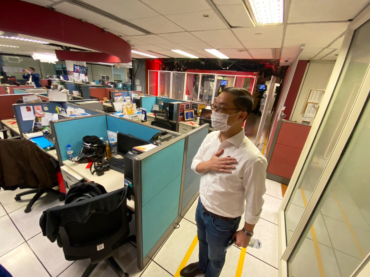 ABS-CBN President and CEO Carlo Katigbak was in the newsroom during the final national anthem aired before ABS-CBN went off air.