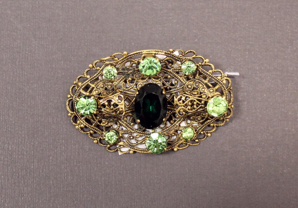 #музейныйфонд После окончания войны в советскую Россию хлынул поток трофейных товаров, в числе которых были и чехословацкие броши с разноцветными камнями и отделкой, отдалённо похожей на финифть. Такие броши, как правило, носили на верхней одежде или жакете.