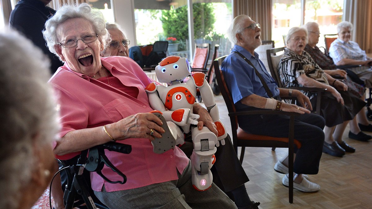 Robots kunnen ons begrijpen, en zelfs liefde geven. Helpen bij huiswerk. Of gewoon een gezellig babbeltje slaan. Robotici <a href="/BramVDBorght/">Bram Vanderborght</a> <a href="/VUBrussel/">VUB</a> en <a href="/TonyBelpaeme/">Tony Belpaeme</a>  <a href="/ugent/">UGent</a> praten er uitgebreid over in de nieuwste aflevering van onze podcast Vraag Het Aan: bit.ly/2yl6J2X