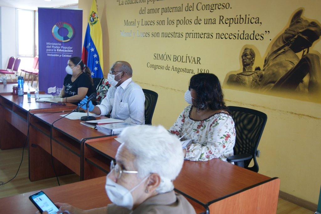 mineducacion_ve's tweet photo. #AsíLoDijo 🗣 Min. del @MPPEDUCACION @psuvaristobulo: Nuestros maestros están haciendo una labor extraordinaria (Leer+) https://t.co/wtGoQwNIsa 📍 @NicolasMaduro https://t.co/J8dl0JTRWk