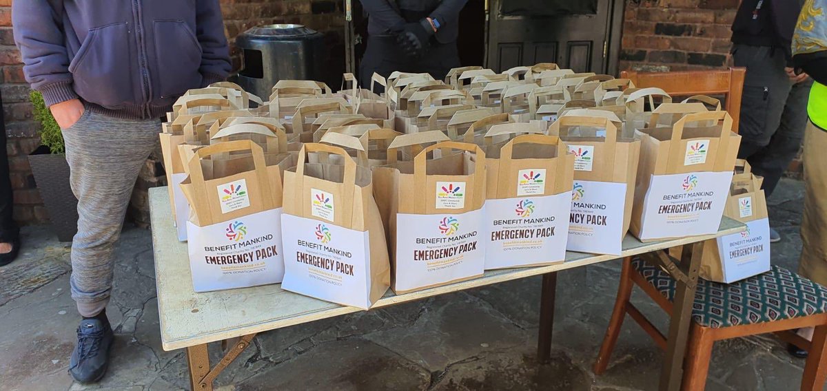 Benefit_Mankind's tweet photo. Delivery of food packs to the homeless at Fairways Lodge Prestwich, working with @BuryActiveWomen #COVIDー19 https://t.co/U8ewUIBZBB https://t.co/gJk9UTAWaJ
