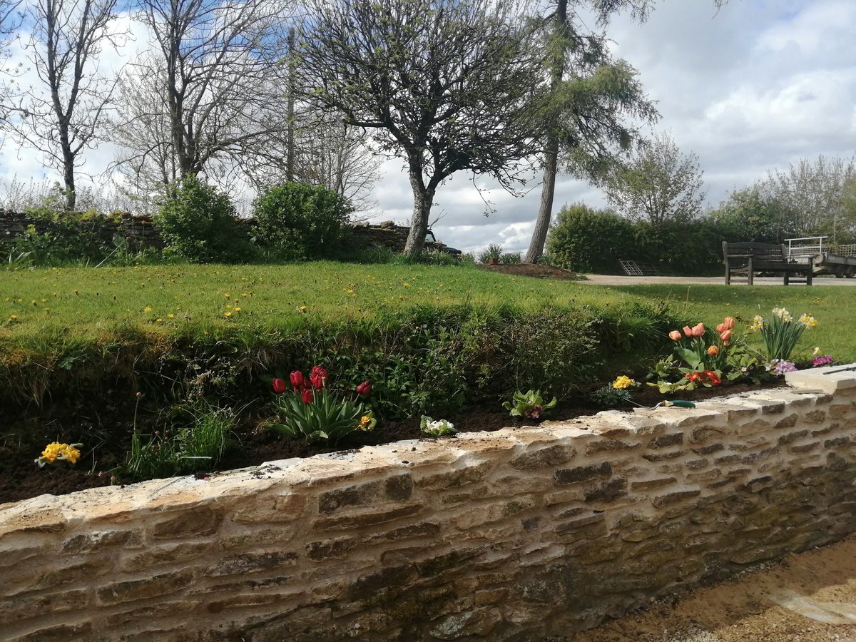CarylDteach's tweet photo. @RadioX cheers for the shout out👌🏻 Just to clarify it is a huge patio, and had to do the moss covered walls next to it!! https://t.co/uxrPjKY5aR