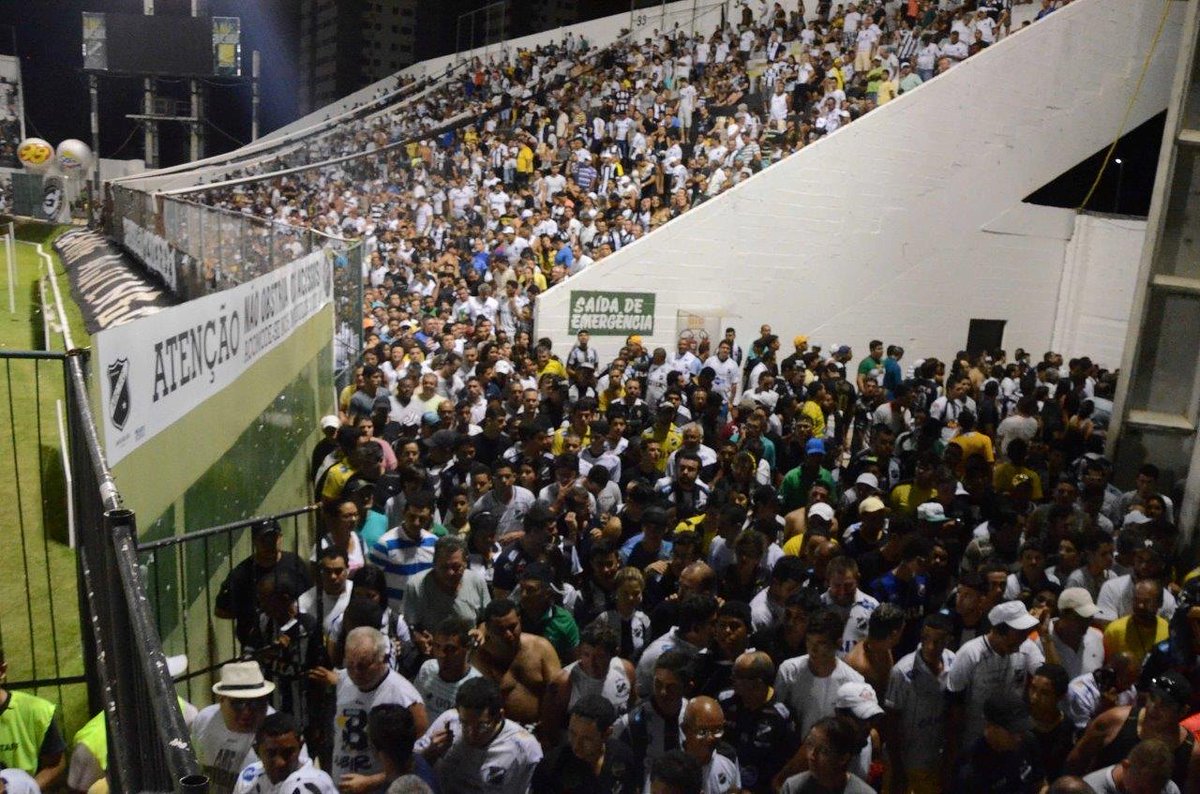 ABCMinhaVida's tweet photo. Saudade de uma aglomeração! ⚪⚫

📷: Frankie Marcone/@ABCFC https://t.co/3AcLzxwTq0