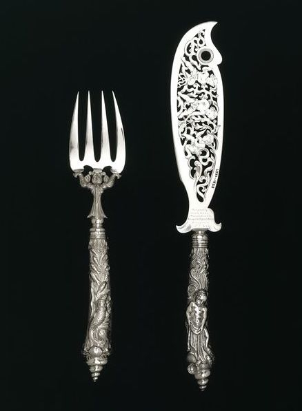 AntiquesMag's tweet photo. A fish-shaped fish knife and matching fork in cast silver, by Joseph Rodgers and Sons, Sheffield, 1847-1848. V&amp;A.

#antiqueoftheday #fishknife #fishfork #fishdesign #silverwork #silvercutlery #antiquesilver #josephrodgersandsons #sheffield #victoriaandalbertmuseum https://t.co/dzLmgsxXzW