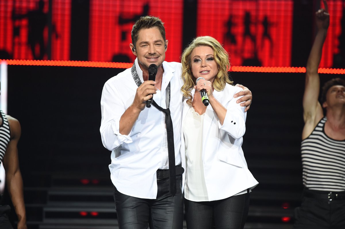 AfrIsGroot's tweet photo. Onthou jy #AiG2017 toe @Jay_du_Plessis en @LianieMay Bonny en Clyde van agter tralies gesing het? Dit was groot pret! Herleef 2017 se Afrikaans is Groot vir slegs R49.99 by jou huis. Slegs as 'n #INbly-Konsert op @Computicket. Klik hier: https://t.co/6mUmesg5YH https://t.co/ll1d86yATR
